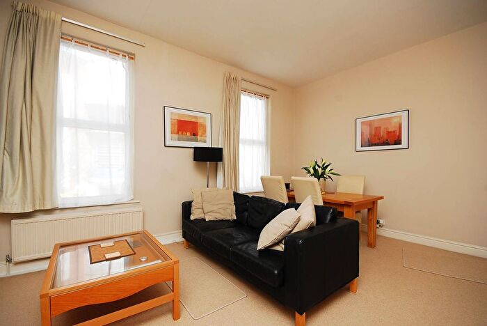 2 Bedroom Flat To Rent In High Street, Acton, London, W3