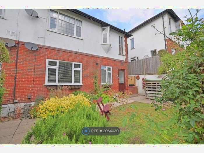 2 Bedroom Maisonette To Rent In Crescent Road, Caterham, CR3