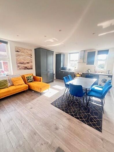 3 Bedroom Flat To Rent In Woodside Park Road, London, N12