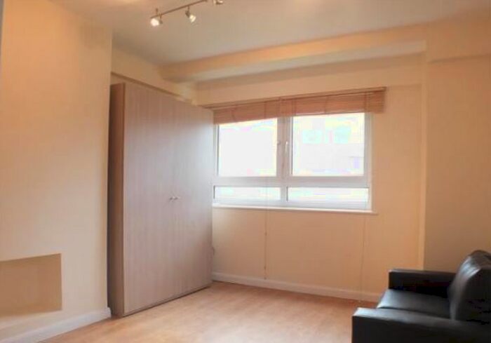 Studio To Rent In Neckinger Estate, London, SE16