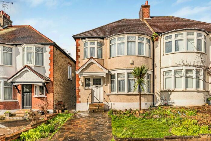 3 Bedroom Semi-Detached House To Rent In Hillfield Park, London, N21