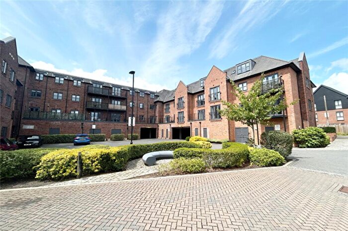 2 Bedroom Flat For Sale In Carter Court, Hook, Hampshire, RG27