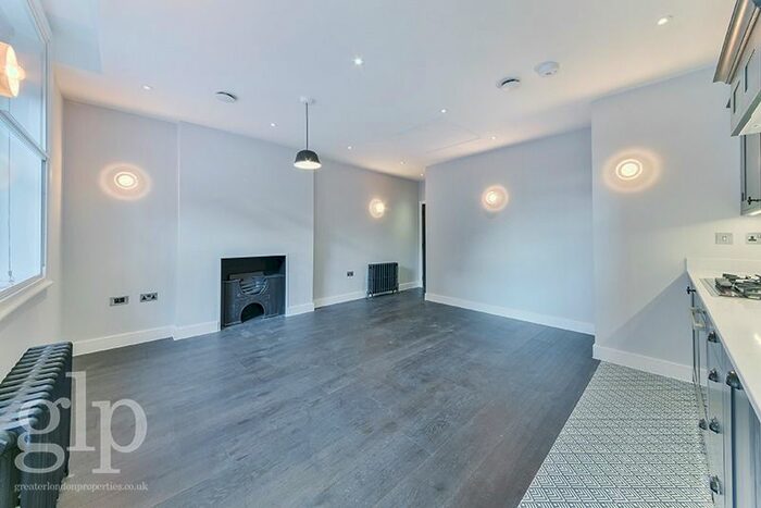1 Bedroom Flat To Rent In Shorts Gardens, London, Greater London, WC2H