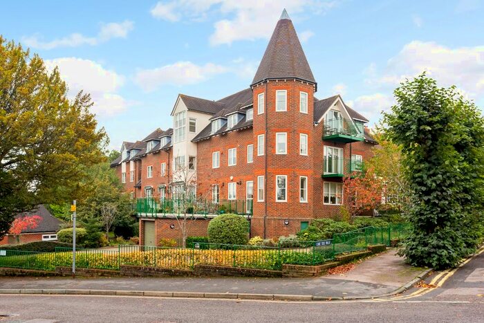 2 Bedroom Flat To Rent In Lime Tree Walk, Sevenoaks, TN13