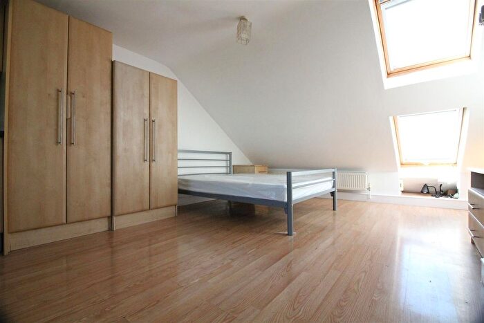 Studio To Rent In Kingsbridge Crescent, Southall, UB1