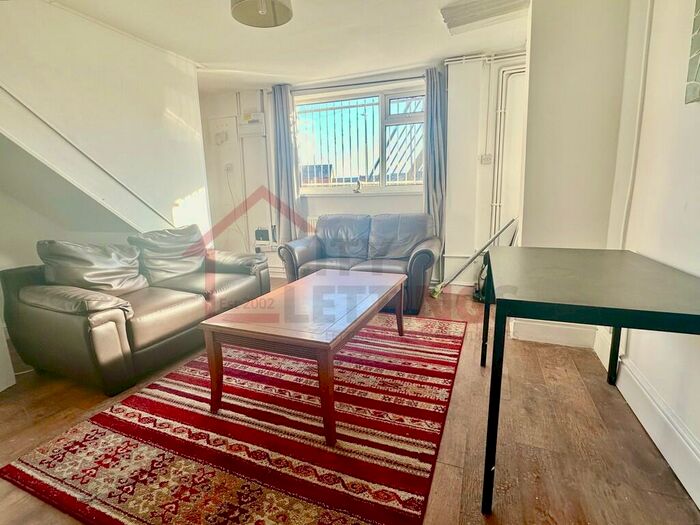 3 Bedroom Flat To Rent In Elm Avenue, NG3