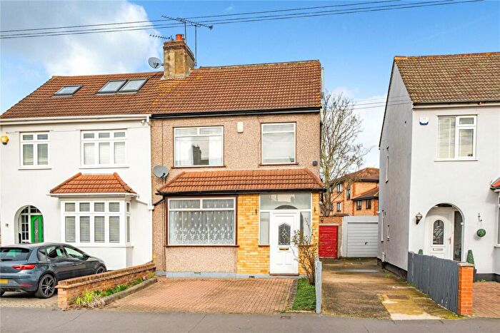 4 Bedroom Semi-Detached House For Sale In Standen Avenue, Hornchurch, RM12