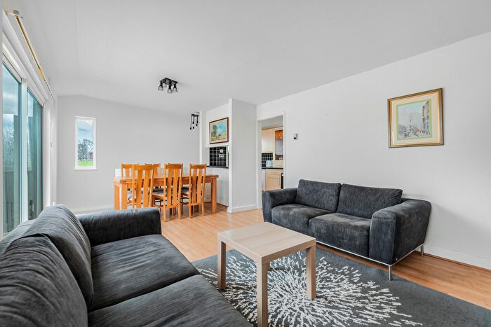 2 Bedroom Maisonette To Rent In Regency Walk, Croydon, CR0