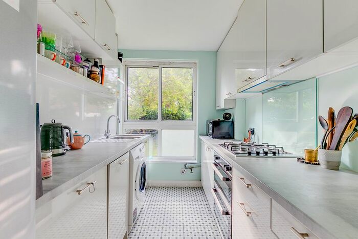 2 Bedroom Flat To Rent In Warwick Drive, London, SW15