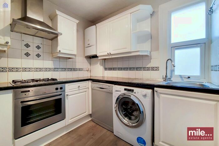3 Bedroom Flat To Rent In Birkbeck Road, London NW7