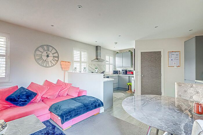 2 Bedroom Flat For Sale In East Street, Rochford, SS4