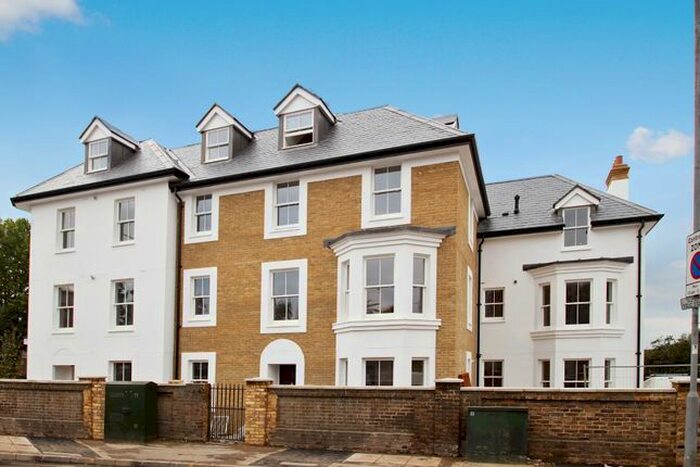 1 Bedroom Flat To Rent In Queens Road, Kingston Upon Thames, Surrey, KT2