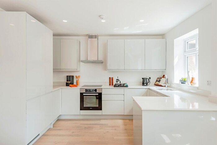 2 Bedroom Apartment For Sale In Oakhurst, East Grinstead, RH19