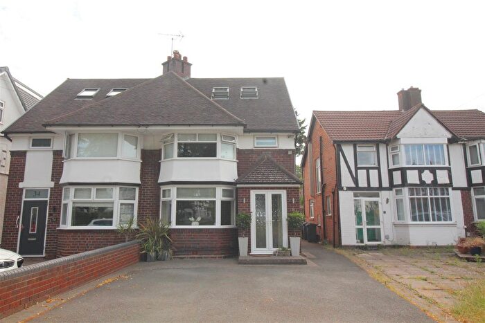 4 Bedroom Semi-Detached House For Sale In Homecroft Road, Birmingham, B25
