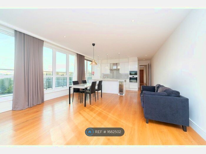 2 Bedroom Flat To Rent In Park Avenue, Bushey, WD23