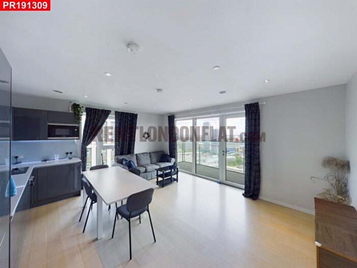 2 Bedroom Flat To Rent In Glasshouse Gardens, London, E20