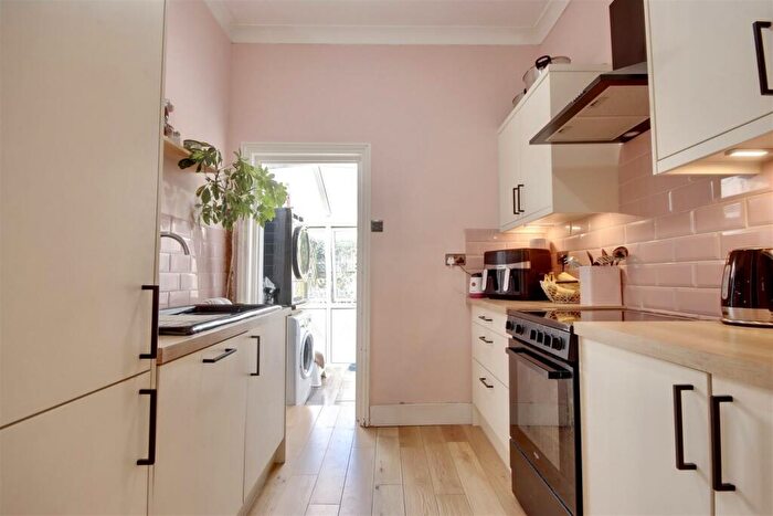 2 Bedroom Flat For Sale In Francis Avenue, Southsea, PO4