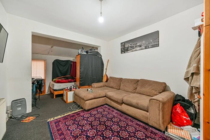 3 Bedroom Semi-Detached House For Sale In Warfield Road, Feltham, TW14