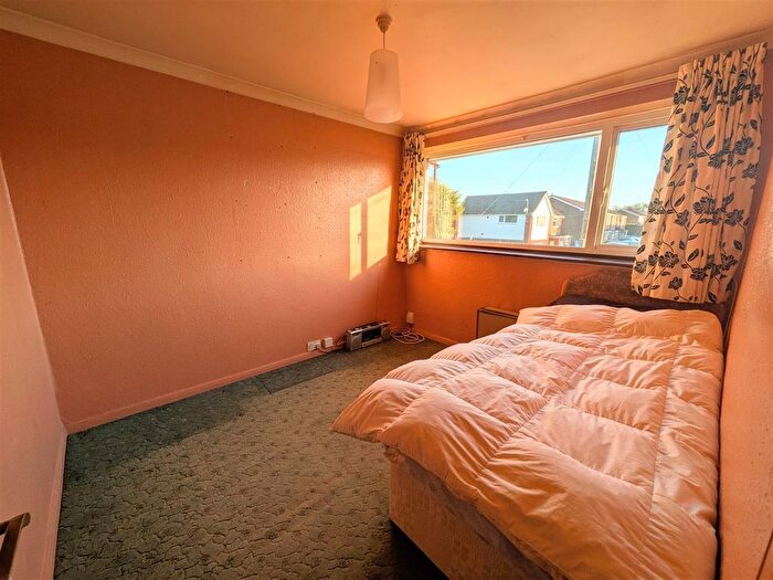 3 Bedroom Terraced House For Sale In Whitefriars, Rushden, NN10