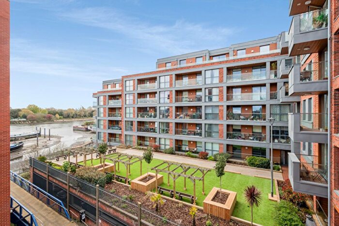 3 Bedroom Flat For Sale In Lighterage Court, High Street, TW8