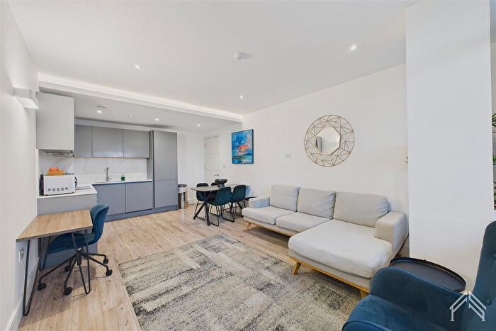 2 Bedroom Flat To Rent In Park Hill House, Brentford, TW8