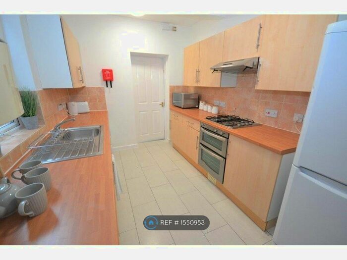 6 Bedroom Terraced House To Rent In Grange Avenue, Reading, RG6
