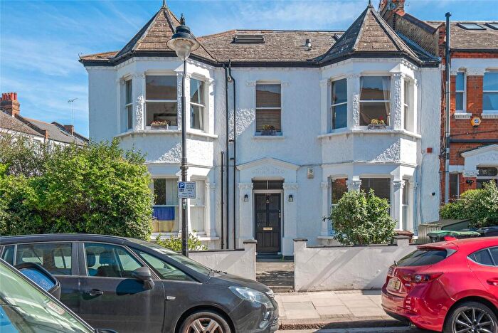 2 Bedroom Apartment For Sale In Denton Road, London, N8