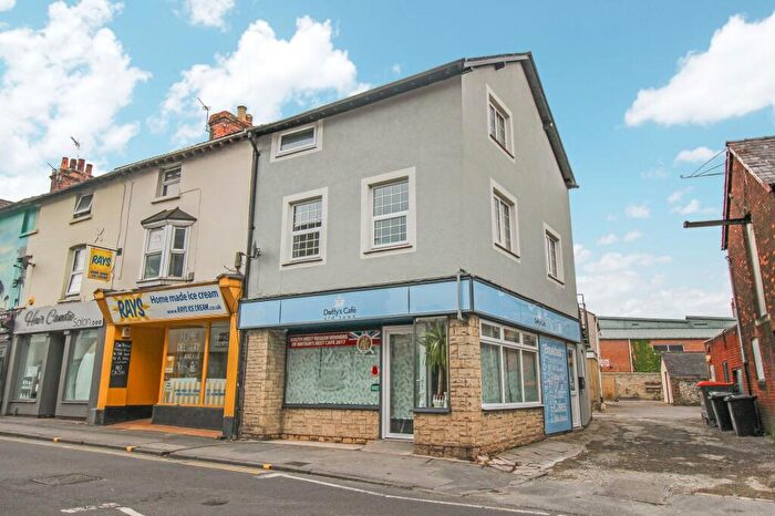 3 Bedroom Apartment To Rent In First Floor Flat, Devizes Road, Swindon, Wiltshire, SN1