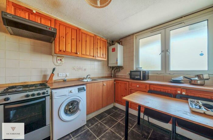 4 Bedroom Flat To Rent In Fern Street, Bromley By Bow, London, E3