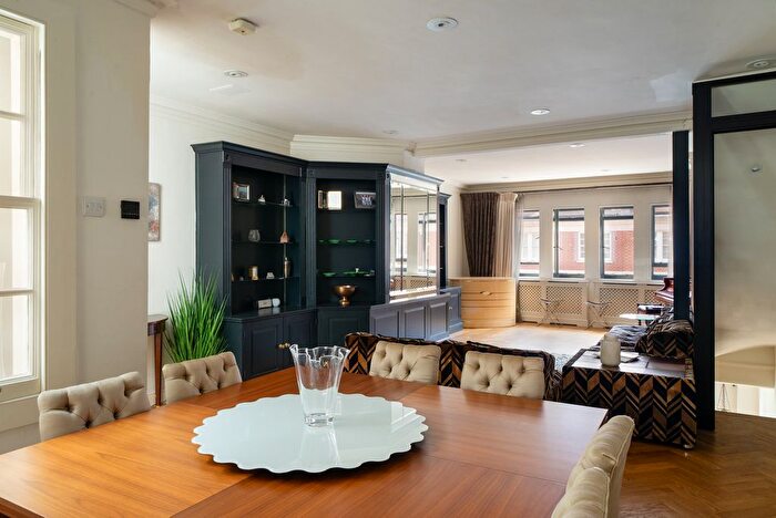 2 Bedroom Flat For Sale In Balfour Mews, London, W1K