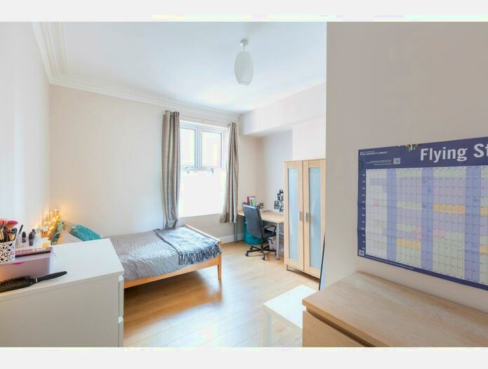 8 Bedroom Terraced House To Rent In Bed, Archery Road, Leeds, LS2