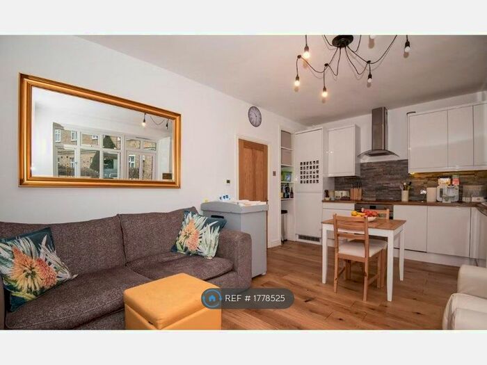 1 Bedroom Flat To Rent In Garrick House, London, SW16