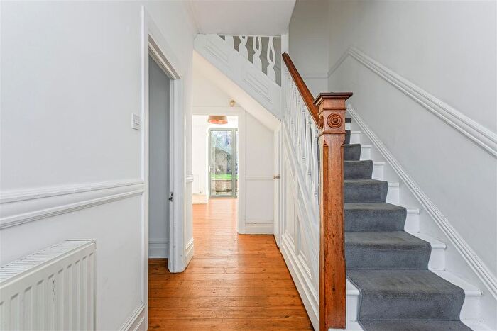 5 Bedroom Property To Rent In St. Albans Crescent, Woodford Green, IG8