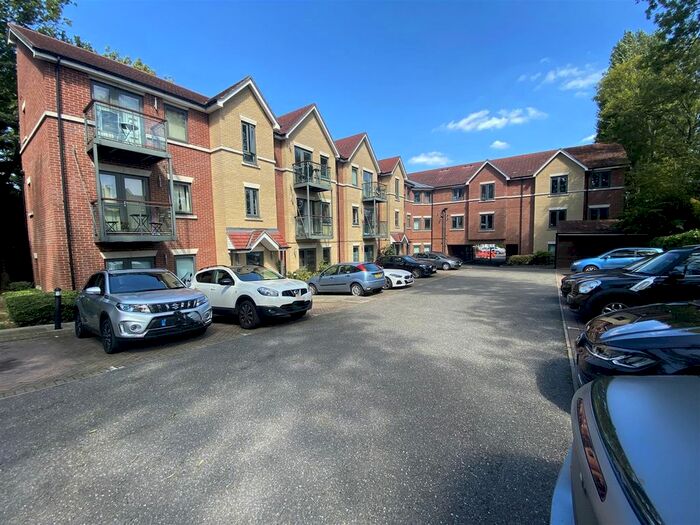 2 Bedroom Flat To Rent In Buckhurst Way, Buckhurst Hill, IG9
