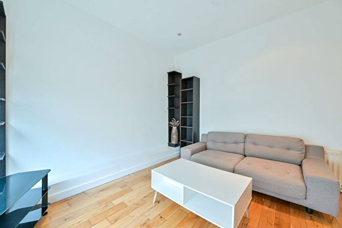 1 Bedroom Flat To Rent In Gilbert Road, Elephant And Castle, London, SE11