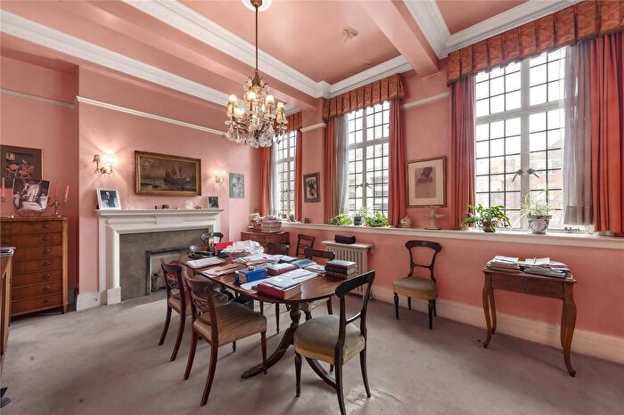 2 Bedroom Flat For Sale In Baker Street, London, NW1