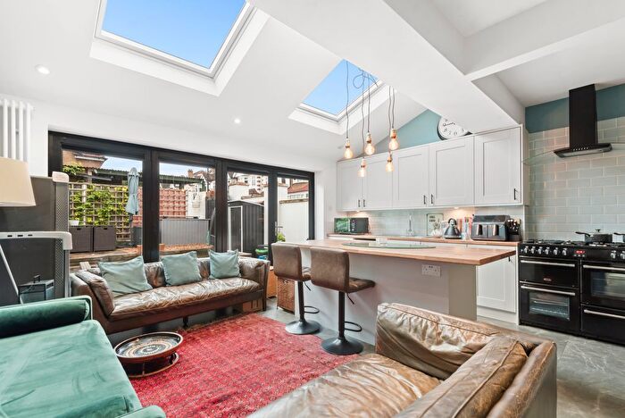 5 Bedroom End Of Terrace House For Sale In New Park Road, SW2