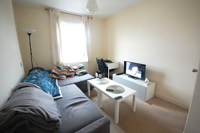 1 Bedroom Flat To Rent In Blythe Road, London, W14