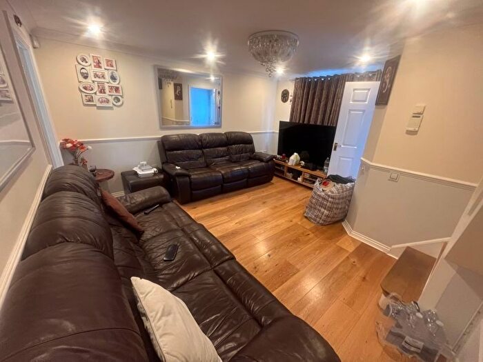 3 Bedroom Semi-Detached House To Rent In Deverills Way, Slough, SL3