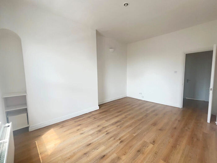 1 Bedroom Flat To Rent In Friern Barnet Road, London, N11