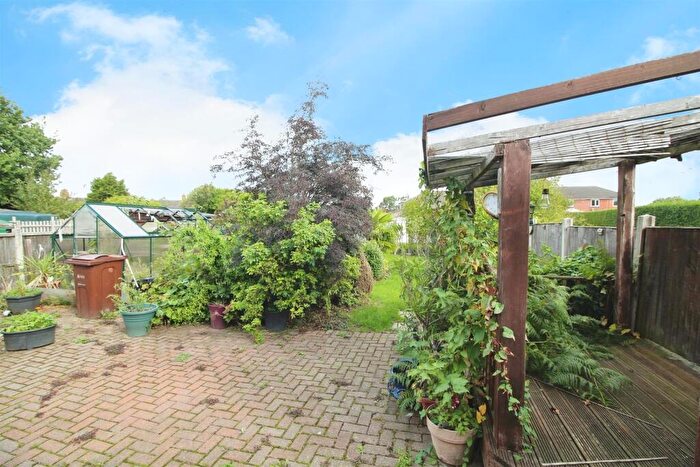 3 Bedroom End Of Terrace House For Sale In Crescent Avenue, Rothwell, Leeds, LS26