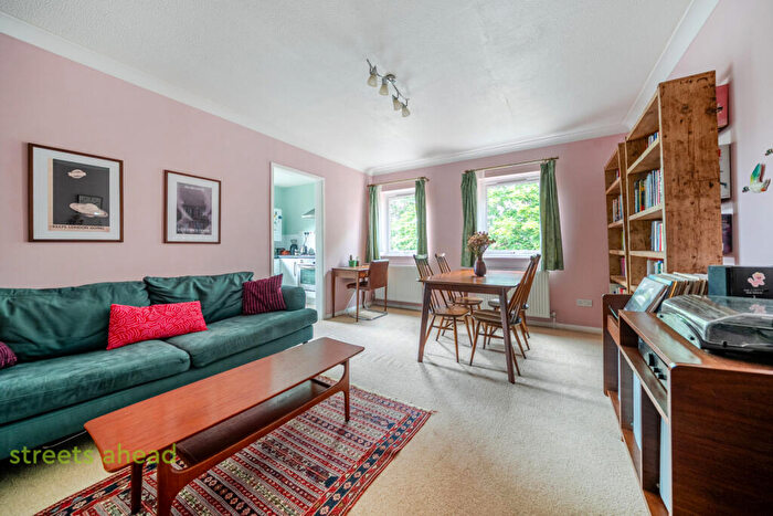 2 Bedroom Apartment For Sale In Sylvan Road, London, SE19