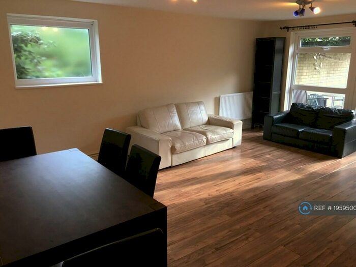 2 Bedroom Flat To Rent In Granville Close, Croydon, CR0