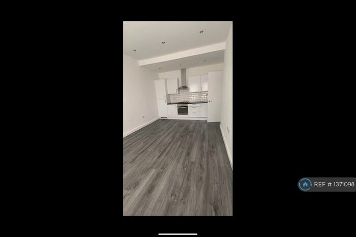 3 Bedroom Flat To Rent In Green Lanes, London, N4