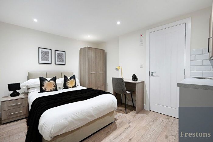 1 Bedroom Studio To Rent In Oakmere Avenue, Potters Bar, Hertfordshire, EN6