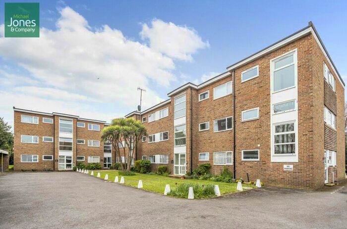 1 Bedroom Flat To Rent In Llandaff Court, Downview Road, Worthing, BN11
