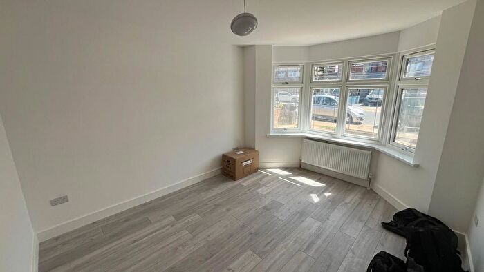 5 Bedroom Semi-Detached House To Rent In Basildene Road, Hounslow, TW4