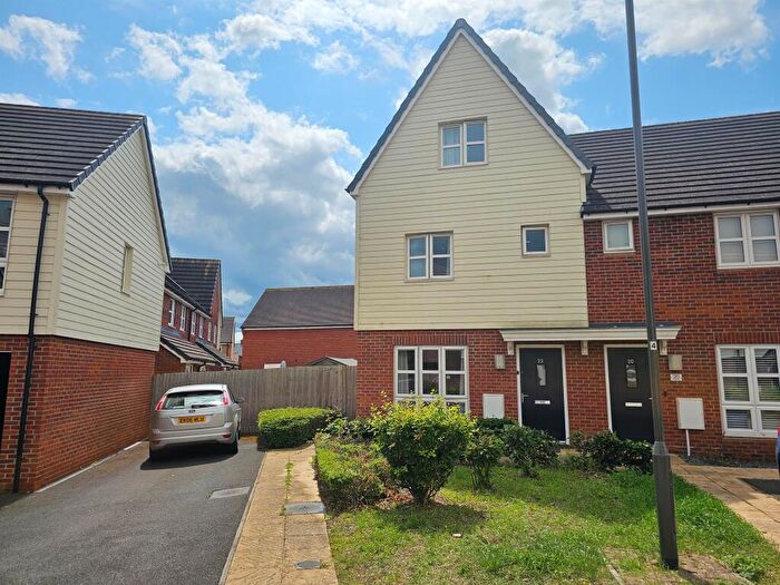 3 Bedroom End Of Terrace House For Sale In Farleigh Drive, Aylesbury, HP18