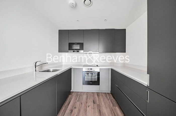 3 Bedroom Apartment To Rent In Saffron Central Square, Croydon, CR0