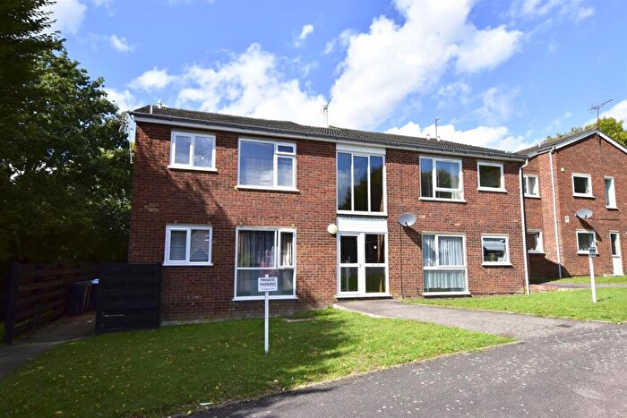 2 Bedroom Apartment For Sale In Chiltern Park Avenue, Berkhamsted, HP4